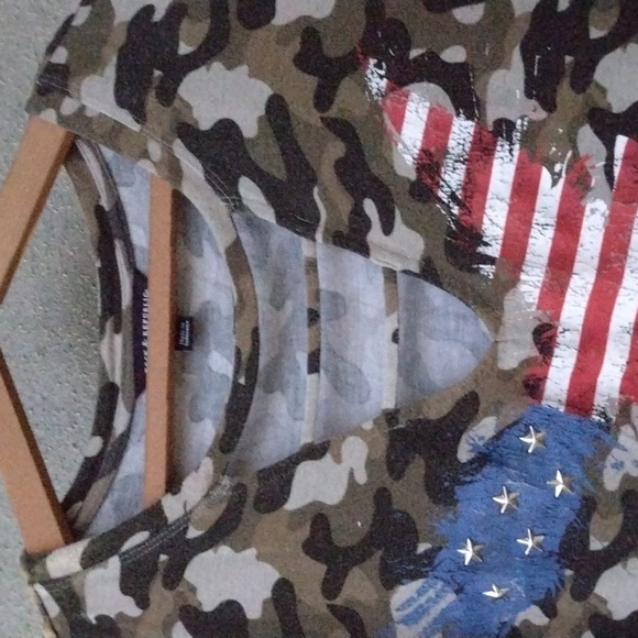 Rock & Republic Patriotic Camouflage Tee L - Picture 4 of 9